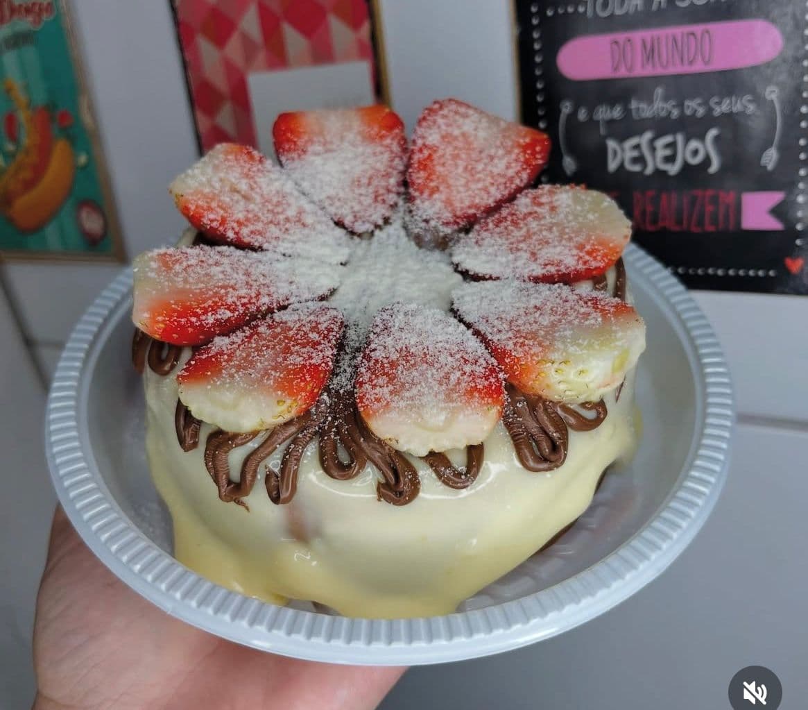 Bolo Vulcão Pequeno Ninho Com Morango e Nutella